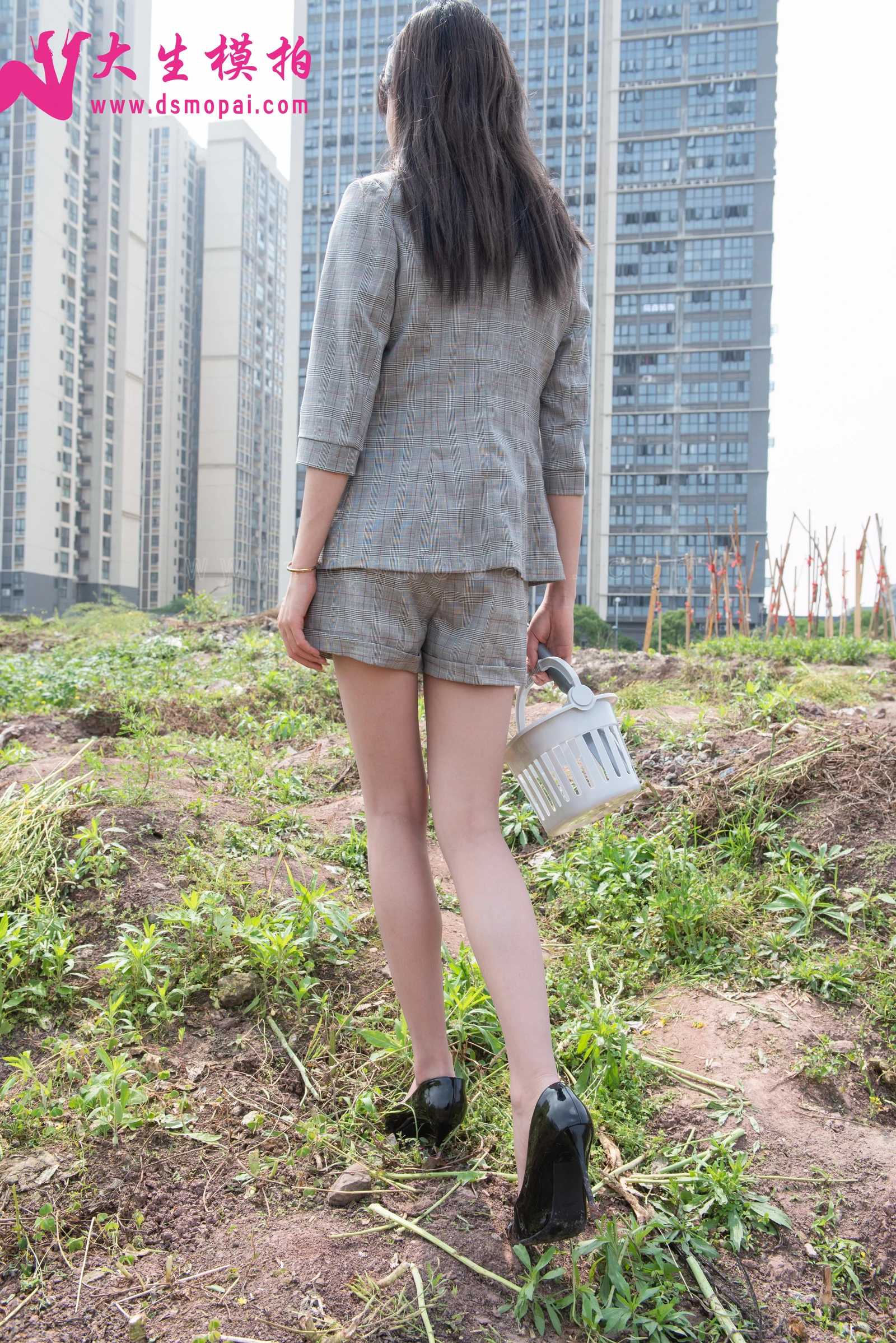 大生模拍-No.182-Lynn-干农活的女白领-[67P-210MB]-8.webp